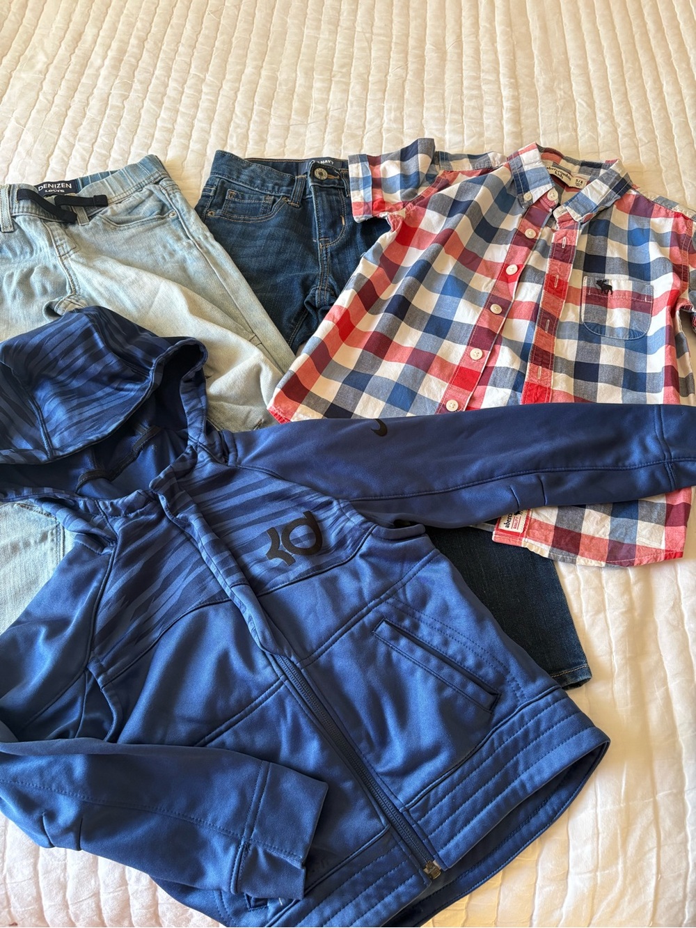 Bundle clothes for boy 💙 Nike, Abercrombie, Levi’s and old Navy S5/6
